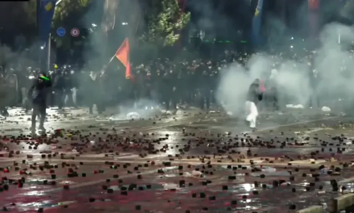 Anëtari i Këshillit Bashkiak të Tiranës ngre alarmin: Një dorë e zezë po përdor protestën