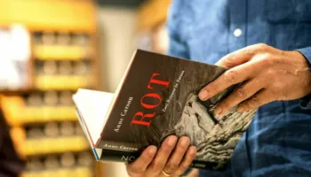 Anne Carson fiton çmimin Nobel për Letërsi, përkthyesja e saj vlerëson veprën si “jashtëzakonisht të pasur”