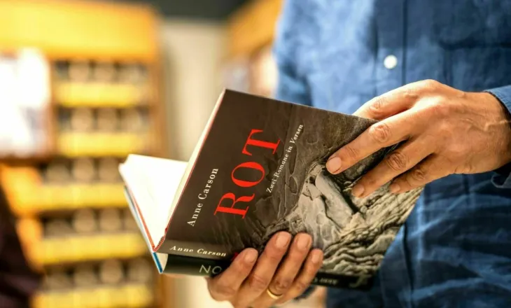 Anne Carson fiton çmimin Nobel për Letërsi, përkthyesja e saj vlerëson veprën si “jashtëzakonisht të pasur”