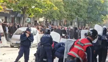 Arrestimet në protestat e Durrësit, gjykata lë 4 persona në “arrest shtëpie” dhe 18 me “detyrim paraqitje”