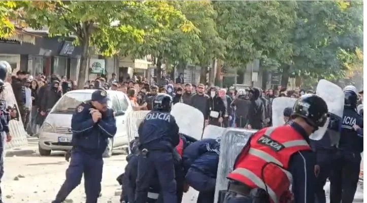Arrestimet në protestat e Durrësit, gjykata lë 4 persona në “arrest shtëpie” dhe 18 me “detyrim paraqitje”