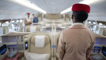 Arsyeja e vërtetë pse stjuardesat ju përshëndesin kur hyni në avion