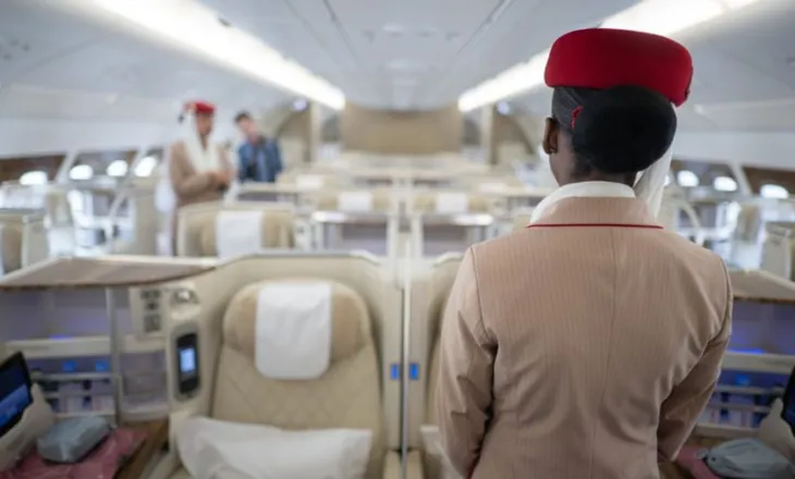Arsyeja e vërtetë pse stjuardesat ju përshëndesin kur hyni në avion