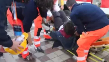 Associated Press: Gaz lotsjellës, zjarre dhe përleshje. Protestat përshkallëzohen kundër qeverisë në Shqipëri