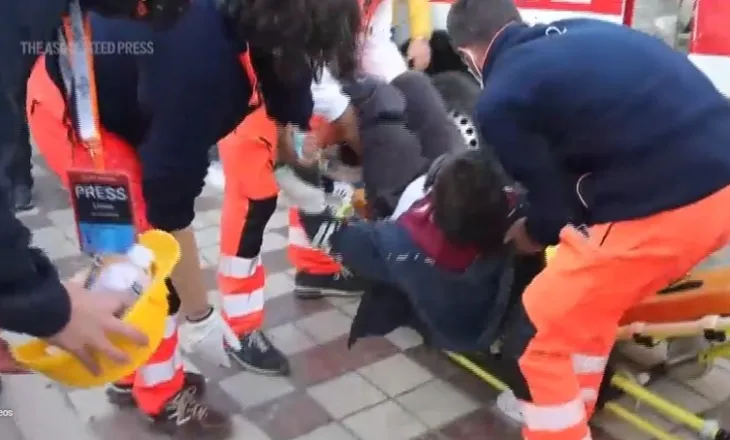 Associated Press: Gaz lotsjellës, zjarre dhe përleshje. Protestat përshkallëzohen kundër qeverisë në Shqipëri