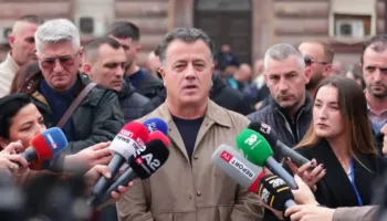 “Ata qorristat do e marrin përgjigjen…!”- Pas përplasjeve në shesh mes dy kampeve, Noka kërcënon: PD-në nuk e shkul askush nga sheshi, të jeni të sigurt!