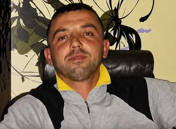 Atentati me tritol në Gjirokastër, humb jetën shoferi Beqir Devolli, rrugës për tek Trauma