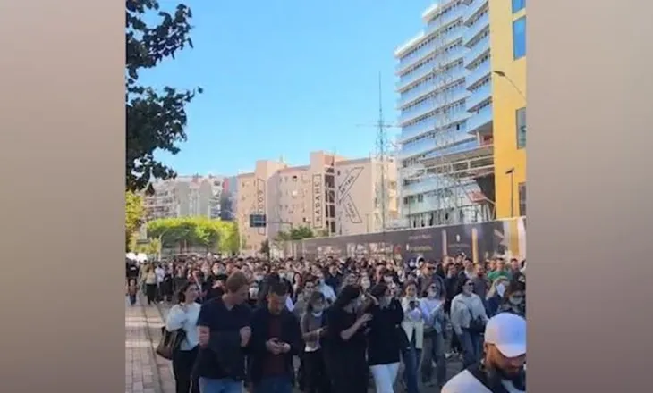Auditorët bosh! Studentët e Universiteteve në Tiranë bojkotojnë mësimin, marshojnë drejt Ministrisë së Arsimit