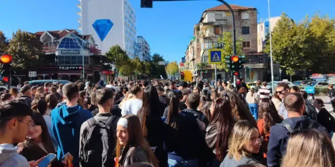 Auditorët mbeten bosh/ Studentët e Mjekësisë i bashkohen revoltës