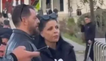 Aurela Gaçe në krah të studentëve, këngëtarja shfaqet në protestë bashkë me Blendi Salajn