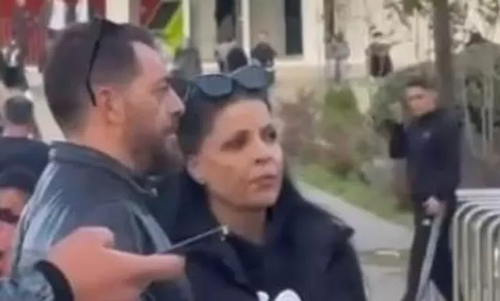 Aurela Gaçe në krah të studentëve, këngëtarja shfaqet në protestë bashkë me Blendi Salajn