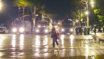 Autobotët e ujit zbrazin bulevardin, policia zhvendos protestuesit pas sulmeve me molotovë