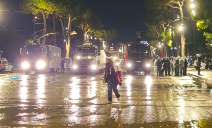 Autobotët e ujit zbrazin bulevardin, policia zhvendos protestuesit pas sulmeve me molotovë
