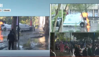 Autoboti del jashtë kontrollit- Merr flakë, protestuesit mësyjnë drejt policisë me gurë