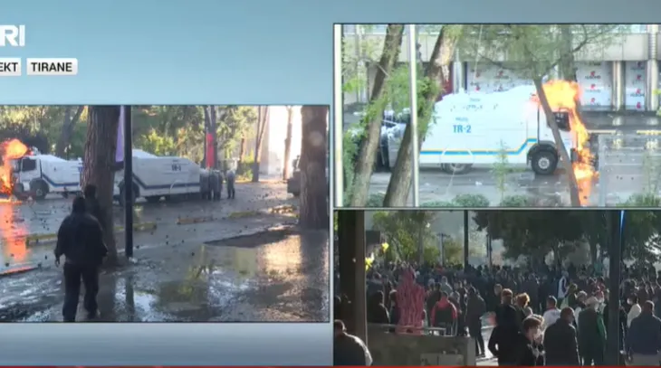 Autoboti del jashtë kontrollit- Merr flakë, protestuesit mësyjnë drejt policisë me gurë
