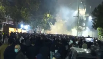 Autoboti nxirret jashtë funksionit nga protestuesit, merr flake për shkak të molotovit