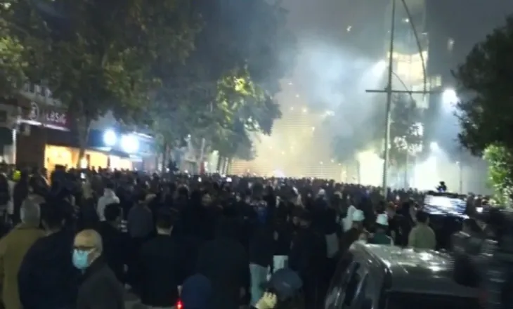 Autoboti nxirret jashtë funksionit nga protestuesit, merr flake për shkak të molotovit