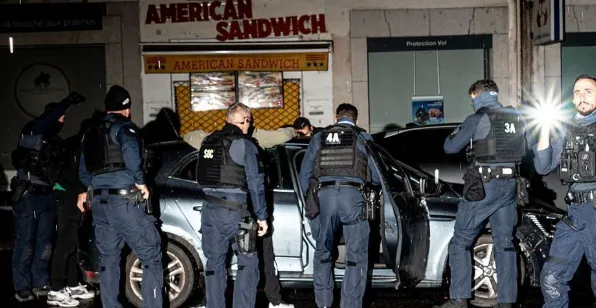 Autoritetet franceze vendosin shtetrrethim në disa zona të Parisit dhe në qytete të tjera pas protestave të dhunshme