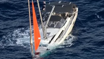Balena goditi dhe fundosi jahtin në Paqësor, 4 marinarë shpëtohen pas 18 orësh