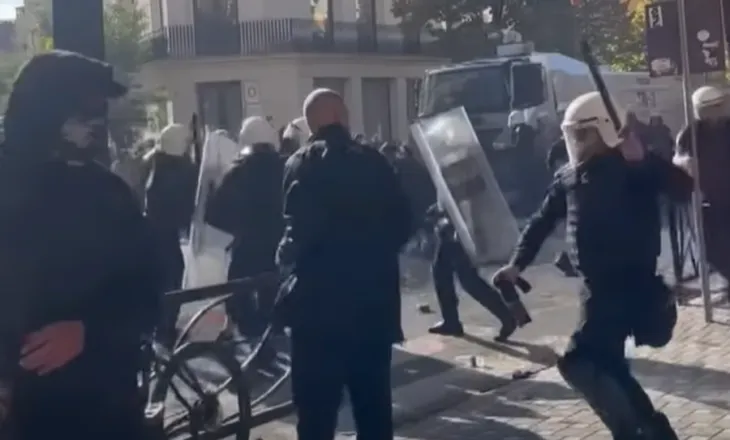 Balla i përgjigjet Berishës për videon e protestës: Protestuesi goditi policinë me pllakë betoni