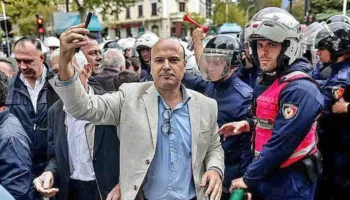 Balla i publikoi foton nga protesta, përgjigjet Malltezi: Vendi im si profesor pranë studentëve, vendi jot pranë bandave