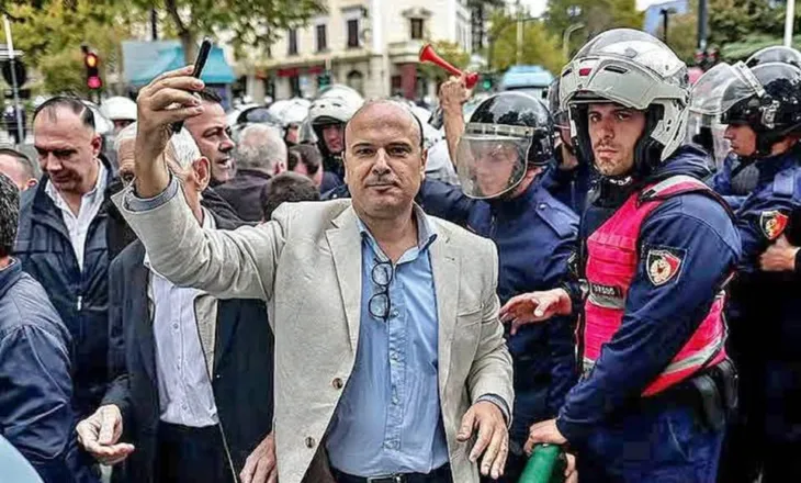 Balla i publikoi foton nga protesta, përgjigjet Malltezi: Vendi im si profesor pranë studentëve, vendi jot pranë bandave