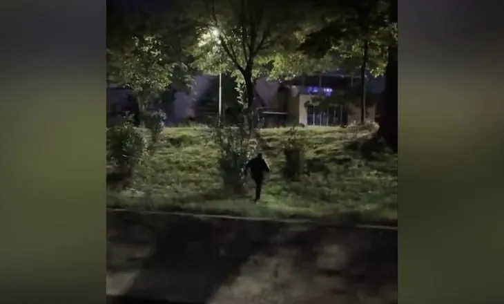 Balla publikon pamjet kur Klevis Balliu përpiqet t’i shpëtojë protestuesve: Pse vetëm Saliu e kalon oqeanin me not?