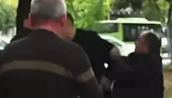 Balla publikon videon: I riu goditet gjatë protestës së PD-së, pretendohet se thirri “Berisha në burg”