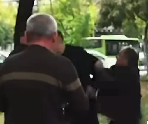 Balla publikon videon: I riu goditet gjatë protestës së PD-së, pretendohet se thirri “Berisha në burg”