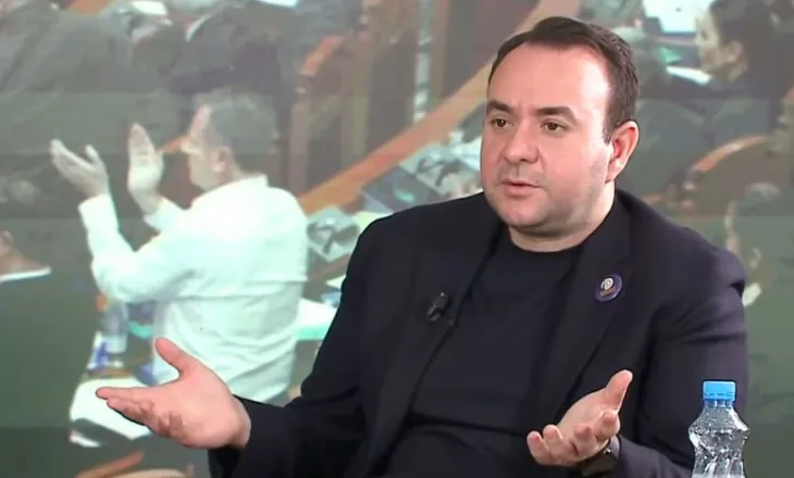 Balliu ironizon socialistët: Edhe Zegjineja ka më shumë dinjitet se Braçe dhe Spiropali