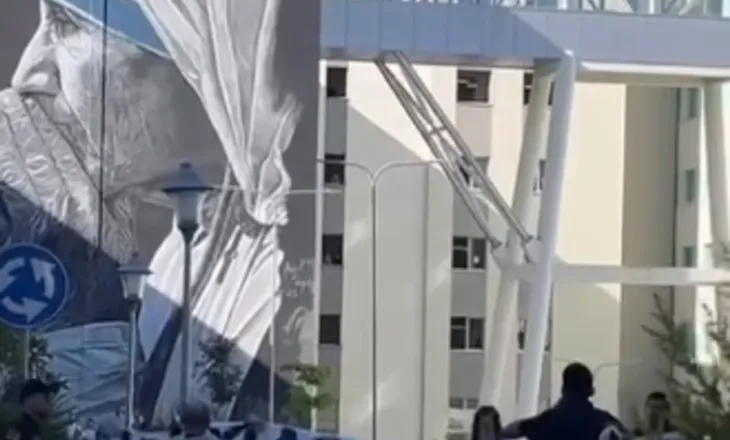 Banderola ‘surprizë’ për kryeministrin në QSUNT/ Protestuesit: Arrestoni Ramën!