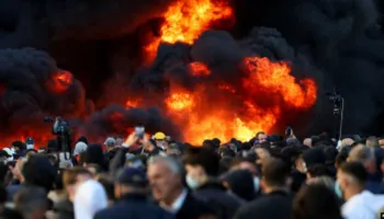 Banka e ndërtesa përfshihen nga zjarri pas përshkallëzimit të protestës studentore në Tiranë