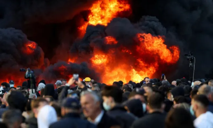 Banka e ndërtesa përfshihen nga zjarri pas përshkallëzimit të protestës studentore në Tiranë