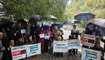 Banorët e Kelmendit në protestë kundër ndërtimit të 3 hidrocentraleve: Mos e prekni Cemin (VIDEO)