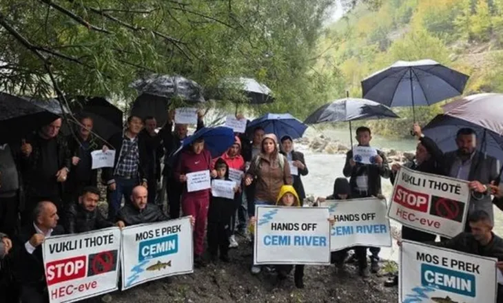 Banorët e Kelmendit në protestë kundër ndërtimit të 3 hidrocentraleve: Mos e prekni Cemin (VIDEO)