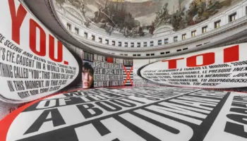 Barbara Kruger sjell në Paris instalacionin monumental “The History of Tears”