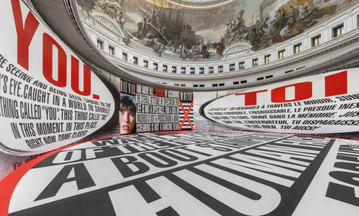 Barbara Kruger sjell në Paris instalacionin monumental “The History of Tears”
