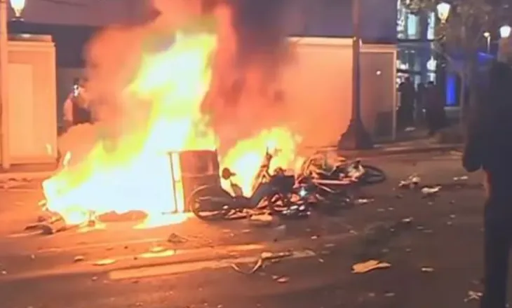 Barcelona digjet dhe grabitet nga të rinjtë e dhunshëm