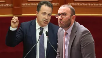 Bardhi godet foltoren me grusht: Kush ia jep Gardës të drejtën të më ndalojë të flas/ Peleshi e kritikon