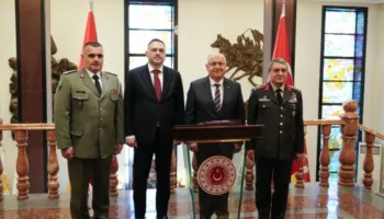 “Bashkëpunim në modernizimin e ushtrisë”- Ministri Nufi vizitë zyrtare në Ankara, takohet me homologun turk: Vijojmë partneritetin strategjik