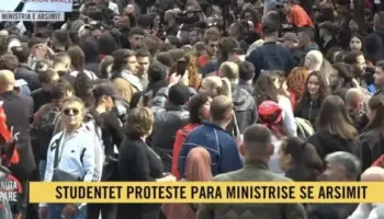 Bashkohuni me ne! Studentët braktisin auditoret, marshojnë drejt Ministrisë së Arsimit