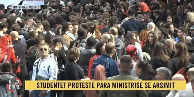 Bashkohuni me ne! Studentët braktisin auditoret, marshojnë drejt Ministrisë së Arsimit