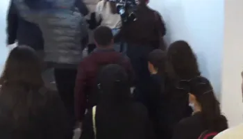 Bashkohuni me ne!”/ Studentët hyjnë në Fakultetin e Ekonomisë: Bojkotoni mësimin!