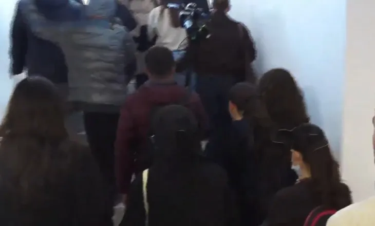 Bashkohuni me ne!”/ Studentët hyjnë në Fakultetin e Ekonomisë: Bojkotoni mësimin!