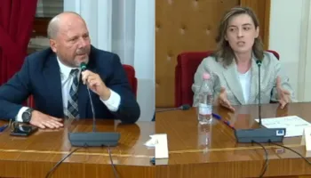 Batuta dhe ironi te “Ligjet”/ Zegjine Çaushi: O Xhelal tani u kujtove pasi bëre plazh, Mziu: Këshillat e tua standard i lartë