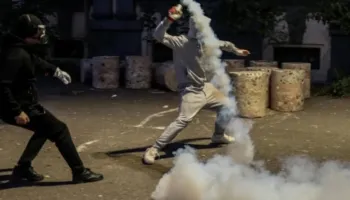 BBC: Edi Rama fliste para policëve me fytyra të zymta! Të rinjtë nuk ndalen deri në largimin e tij