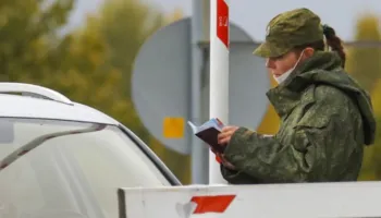 BE shqyrton ndalimin e udhëtimeve për shtetasit rusë, mes shqetësimeve për sulmet hibride