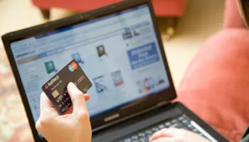 Bëni blerje online? Ja rregulla të reja për konsumatorët dhe shitësit
