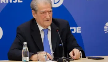 Berisha: Dyshja Rama-Balluku kapi protestën madhështore, banda e mikrofonit lejonte të flisnin vetëm ata që thoshin “Rama në burg, Berisha në burg”