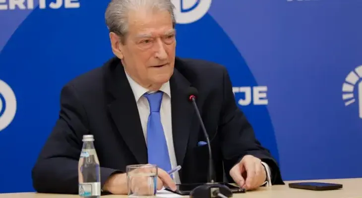 Berisha: Dyshja Rama-Balluku kapi protestën madhështore, banda e mikrofonit lejonte të flisnin vetëm ata që thoshin “Rama në burg, Berisha në burg”